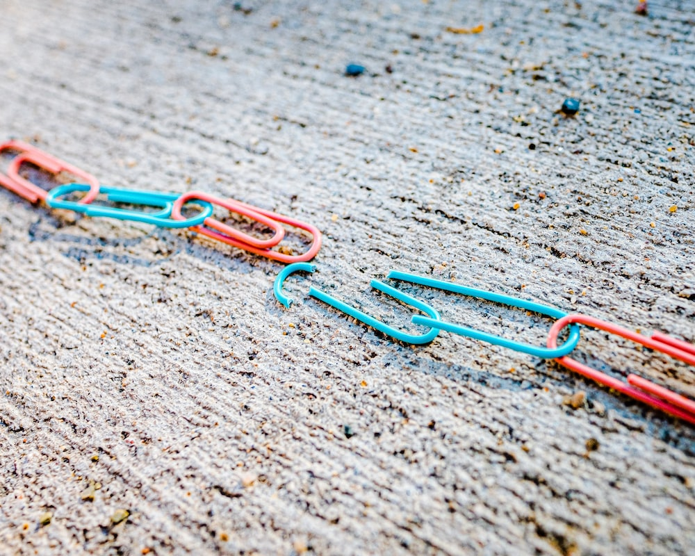A broken chain showing a divorce